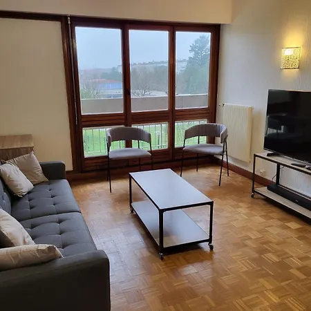 Dans Meuble Equipe Δωμάτια σε οικογενειακή κατοικία *